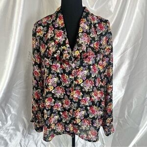 Timeless Elegance in a Vintage Floral Print Button-Down Blouse (Size M)